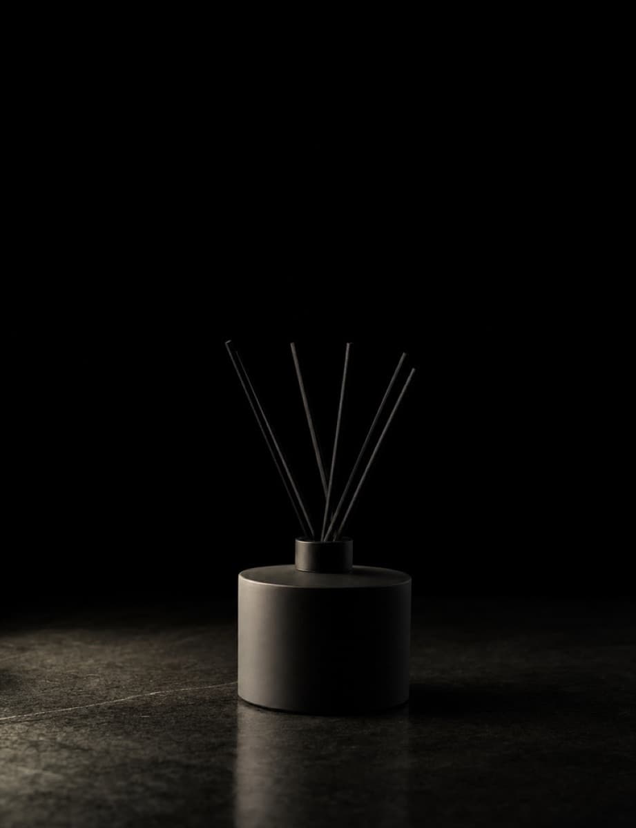 An AI-generated presenter demonstrating a product for the home.